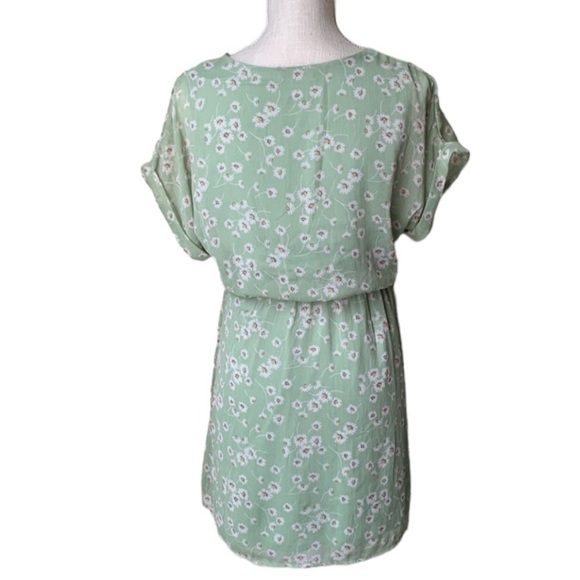ALL IN FAVOR Light Green Floral Print Wrap Dress Size Small - Picture 3 of 16